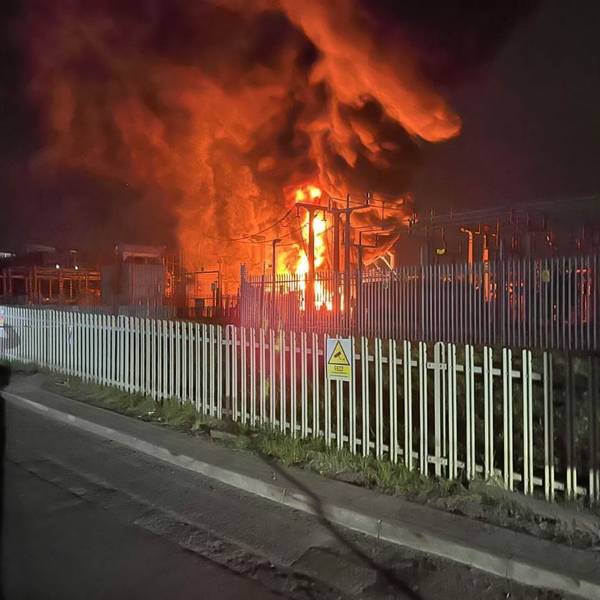 Das Foto zeigt den Brand in einem Umspannwerk in Hayes.