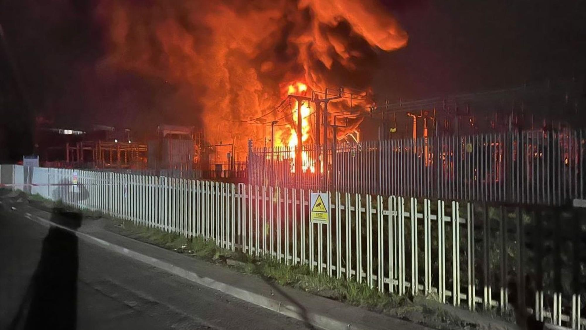 Das Foto zeigt den Brand in einem Umspannwerk in Hayes.