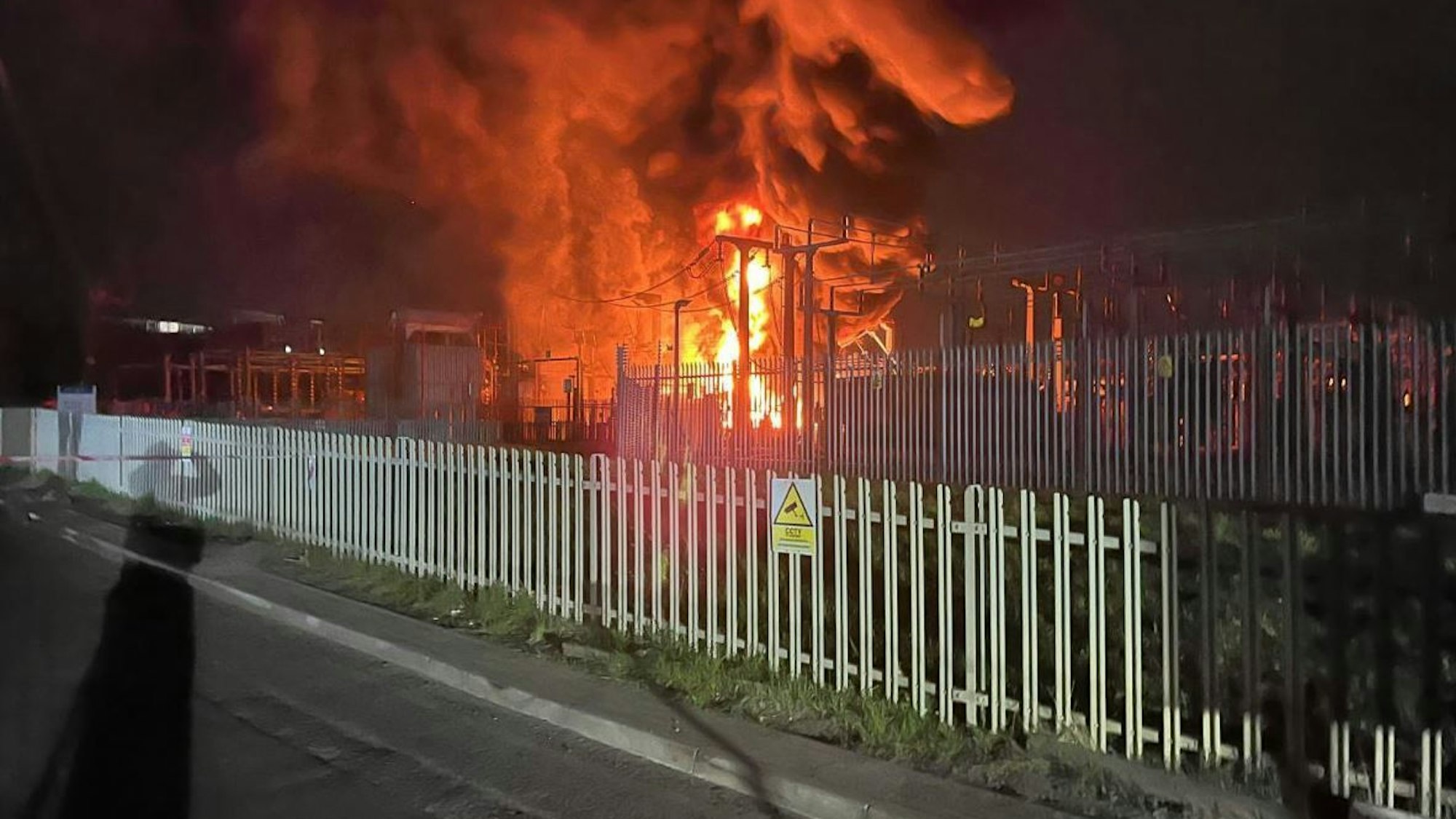Das Foto zeigt den Brand in einem Umspannwerk in Hayes.