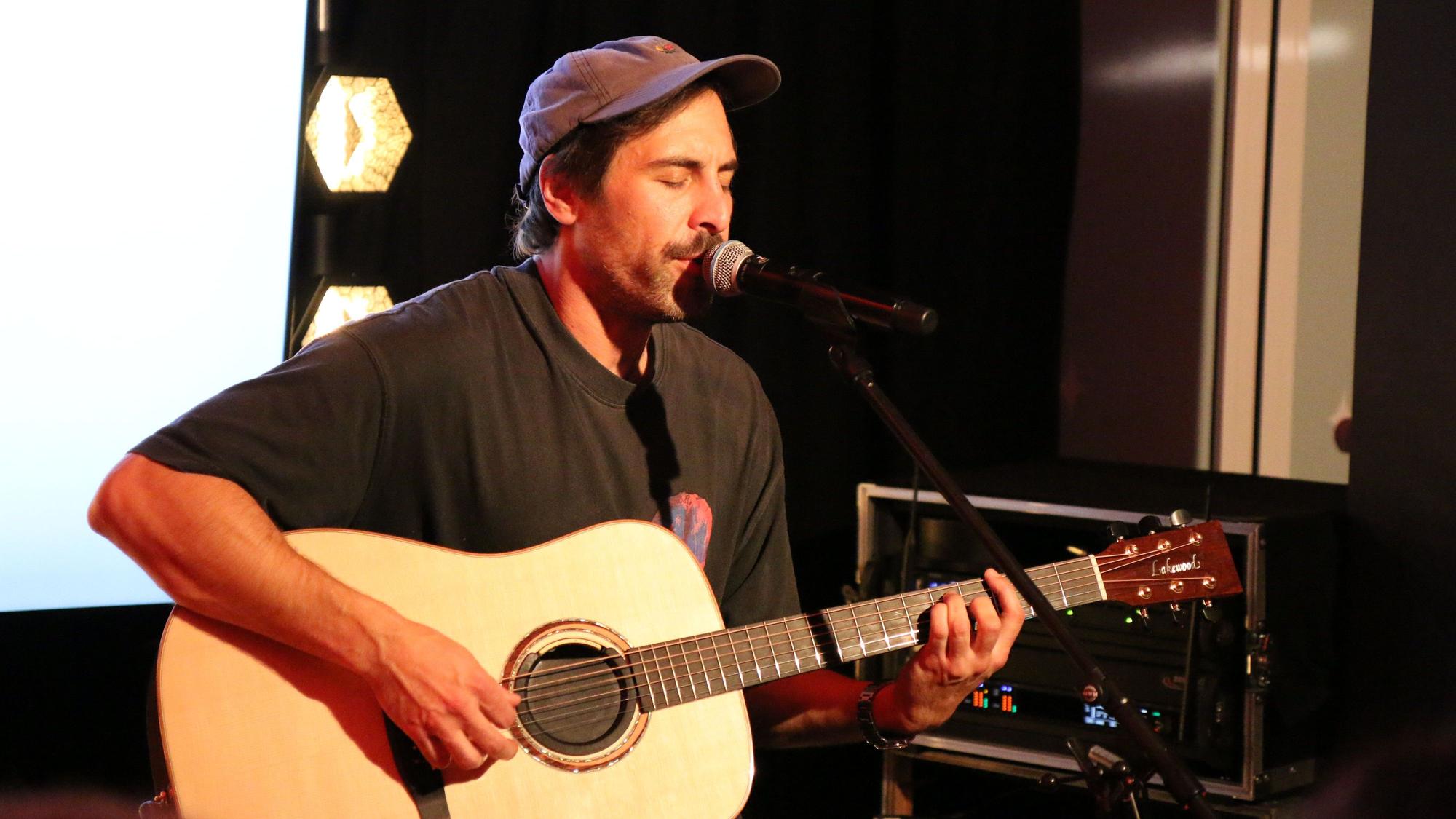Max Giesinger während seines Auftritts mit Gitarre im Café „Wo ist Tom?“