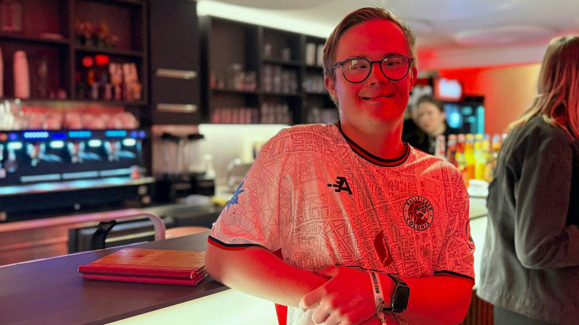 Felix Roth lehnt am Tresen des Cafés „Wo ist Tom?“