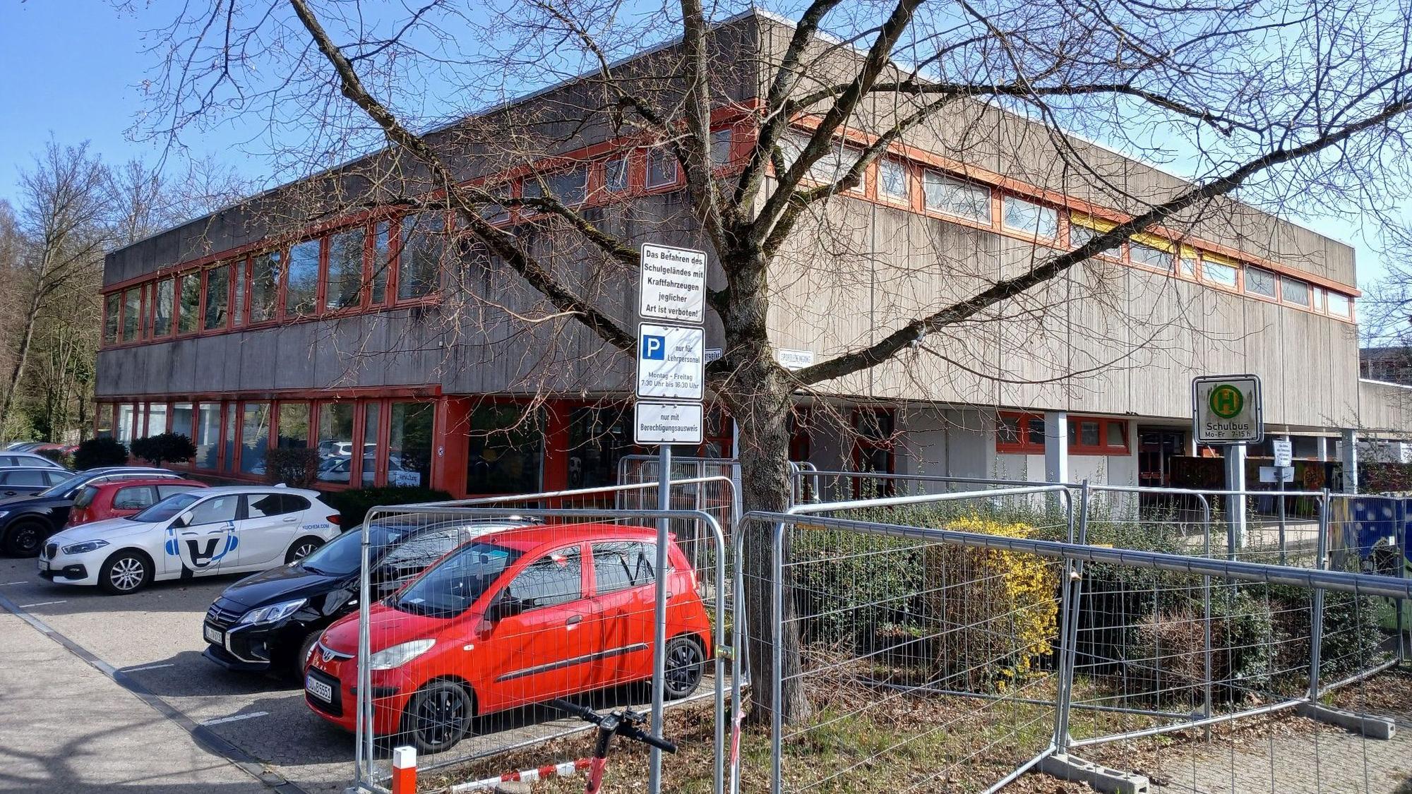 Ein Schulgebäude aus Beton
