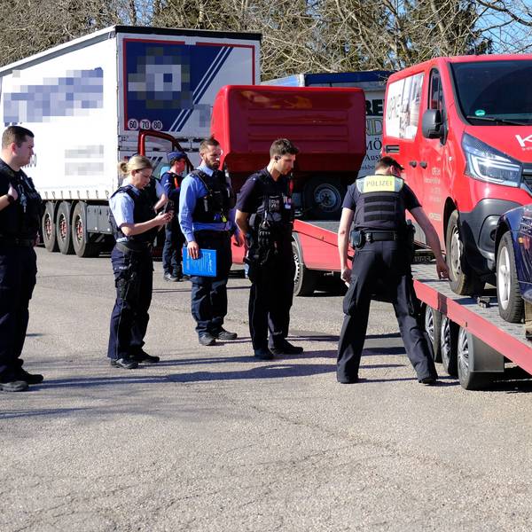 Gemeinsam kontrollieren Polizisten aus Deutschland und Belgien in Losheim ein Gespann, auf dem zwei Fahrzeuge transportiert werden.