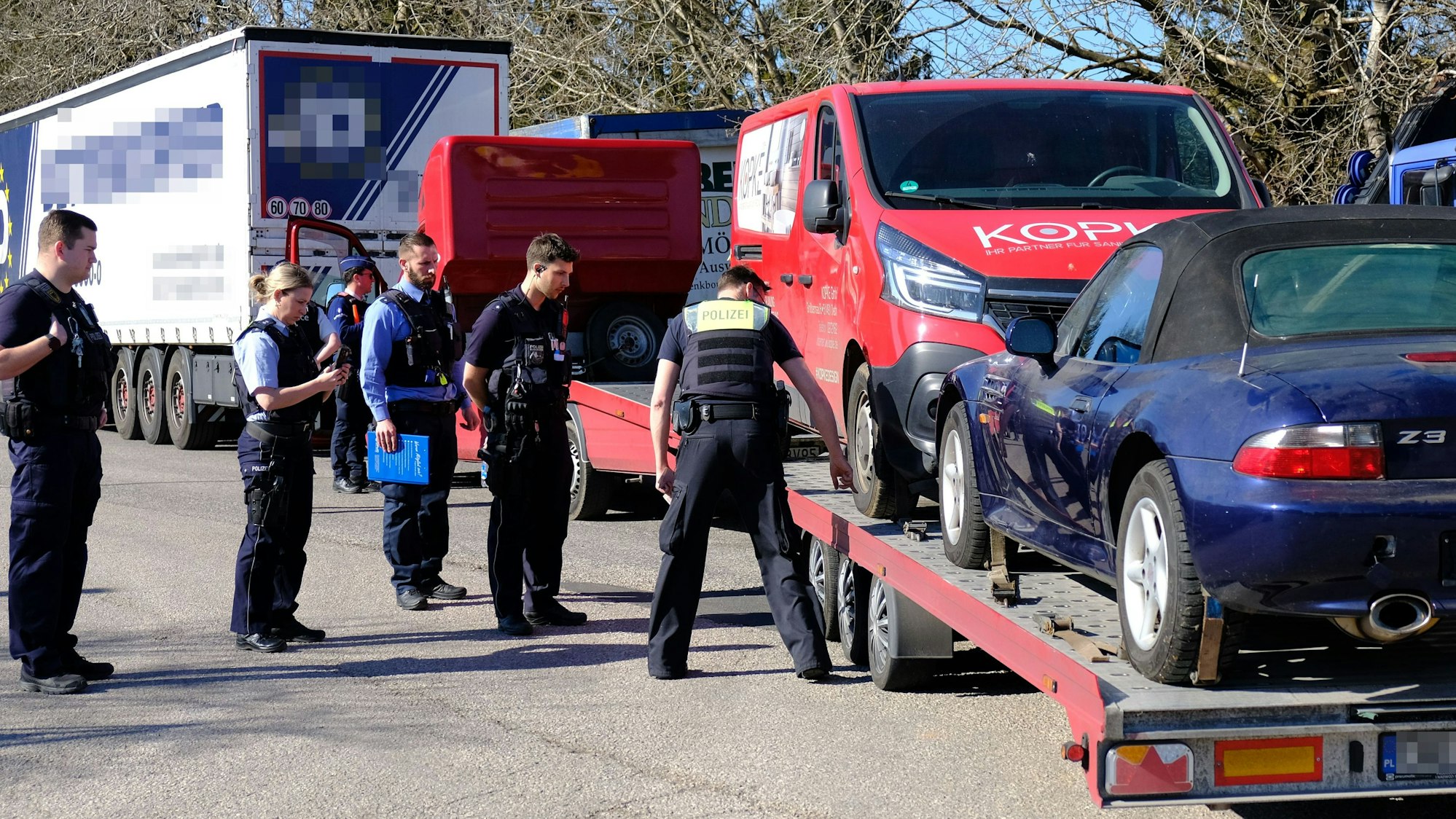 Gemeinsam kontrollieren Polizisten aus Deutschland und Belgien in Losheim ein Gespann, auf dem zwei Fahrzeuge transportiert werden.