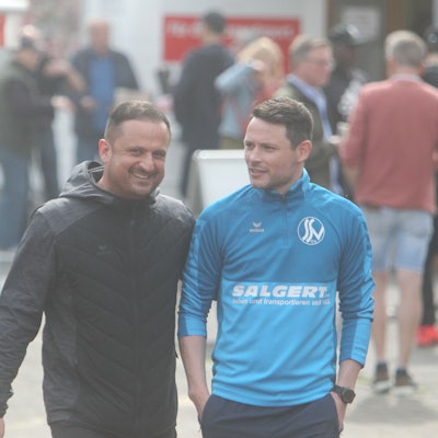 Trainerkollegen unter sich: Fatih Özyurt (links) vom FC Hennef 05 und Alexander Otto vom Siegburger SV 04.