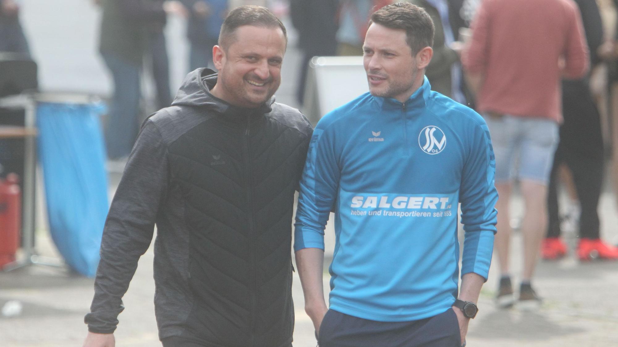 Trainerkollegen unter sich: Fatih Özyurt (links) vom FC Hennef 05 und Alexander Otto vom Siegburger SV 04.