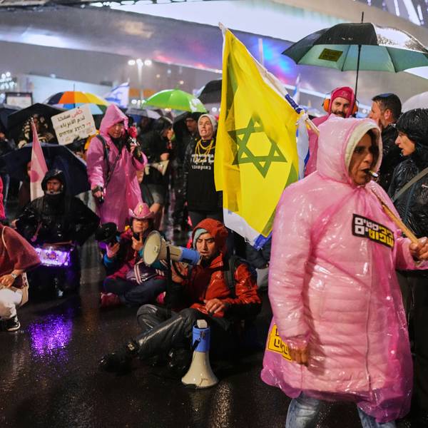 Das Bild zeigt Protestierende in Israel bei einer Demonstration gegen die Entlassung des Leiters des Inlandsgeheimnis Shin Bet.