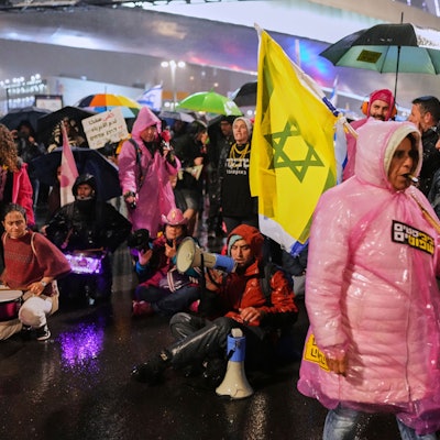 Das Bild zeigt Protestierende in Israel bei einer Demonstration gegen die Entlassung des Leiters des Inlandsgeheimnis Shin Bet.