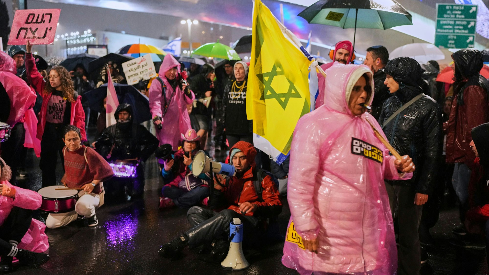 Das Bild zeigt Protestierende in Israel bei einer Demonstration gegen die Entlassung des Leiters des Inlandsgeheimnis Shin Bet.