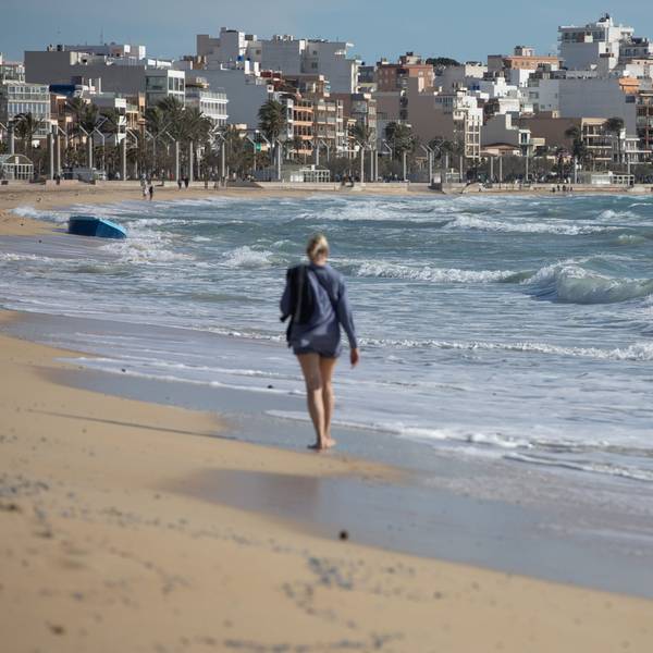 Eine Frau spaziert an einem windigen Tag am Strand von Arenal auf Mallorca entlang. In einigen Fällen wurden die Leichen von Passanten entdeckt. (Archivbild)