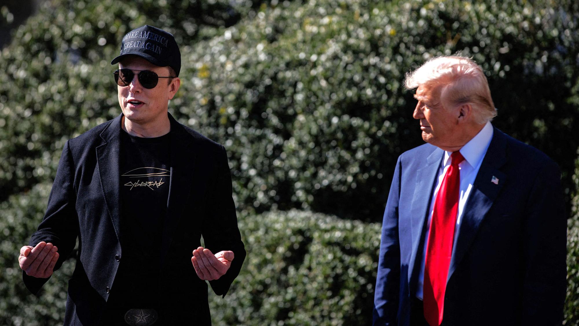 Elon Musk und Donald Trump bei der Übergabe eines neuen Teslas an den US-Präsidenten. (Archivbild)