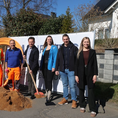 Mehrere Menschen stehen an einem Baufeld.