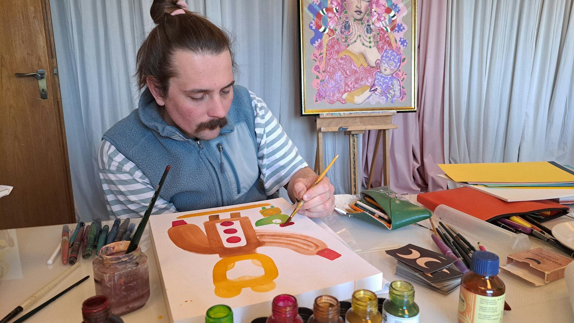 Ein Mann malt ein sogenanntes Krafttier.