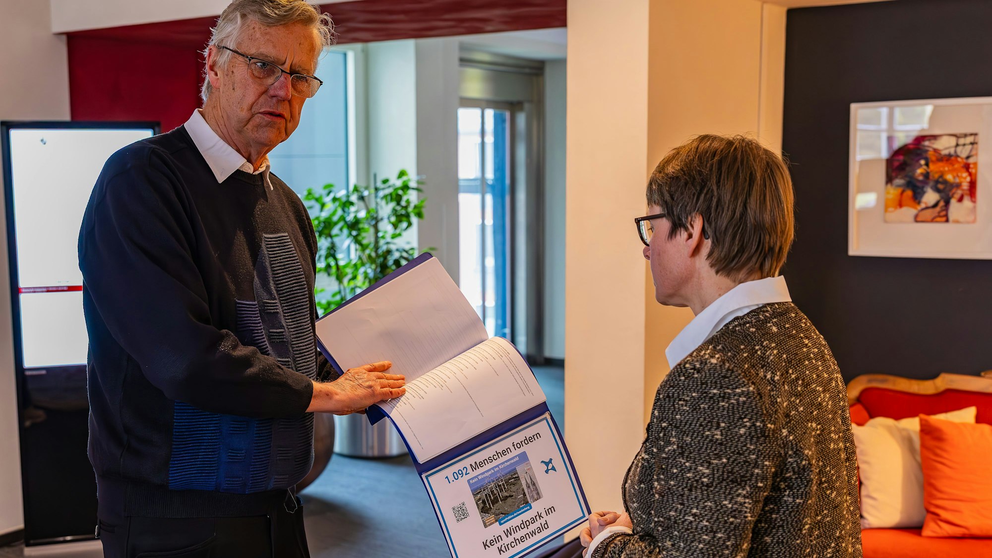 Manfred Kanzler übergibt im Kloster Steinfeld die Petition an Beate Gilles.