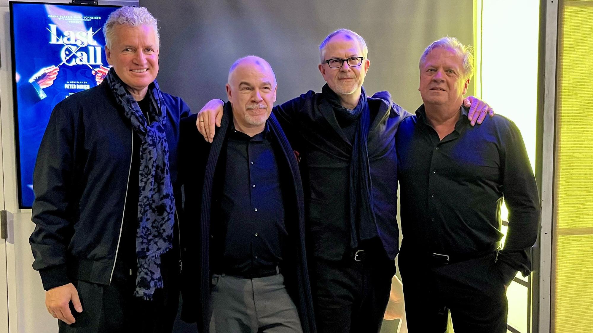 Das Team des Off-Broadway-Stückes "Last Call" posiert vor dem Theater Nummer 5 der New World Stages in Midtown Manhattan