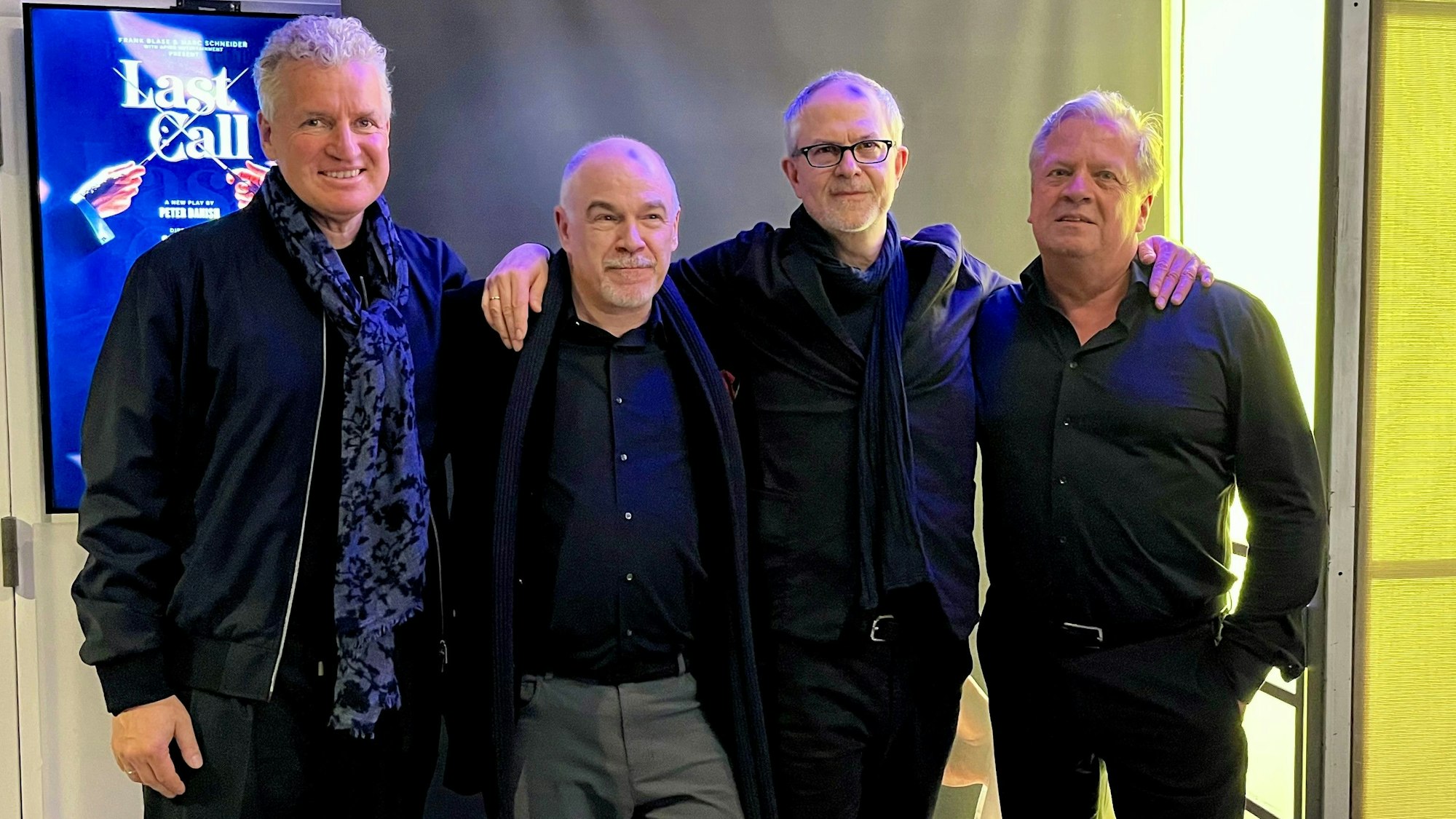 Das Team des Off-Broadway-Stückes "Last Call" posiert vor dem Theater Nummer 5 der New World Stages in Midtown Manhattan