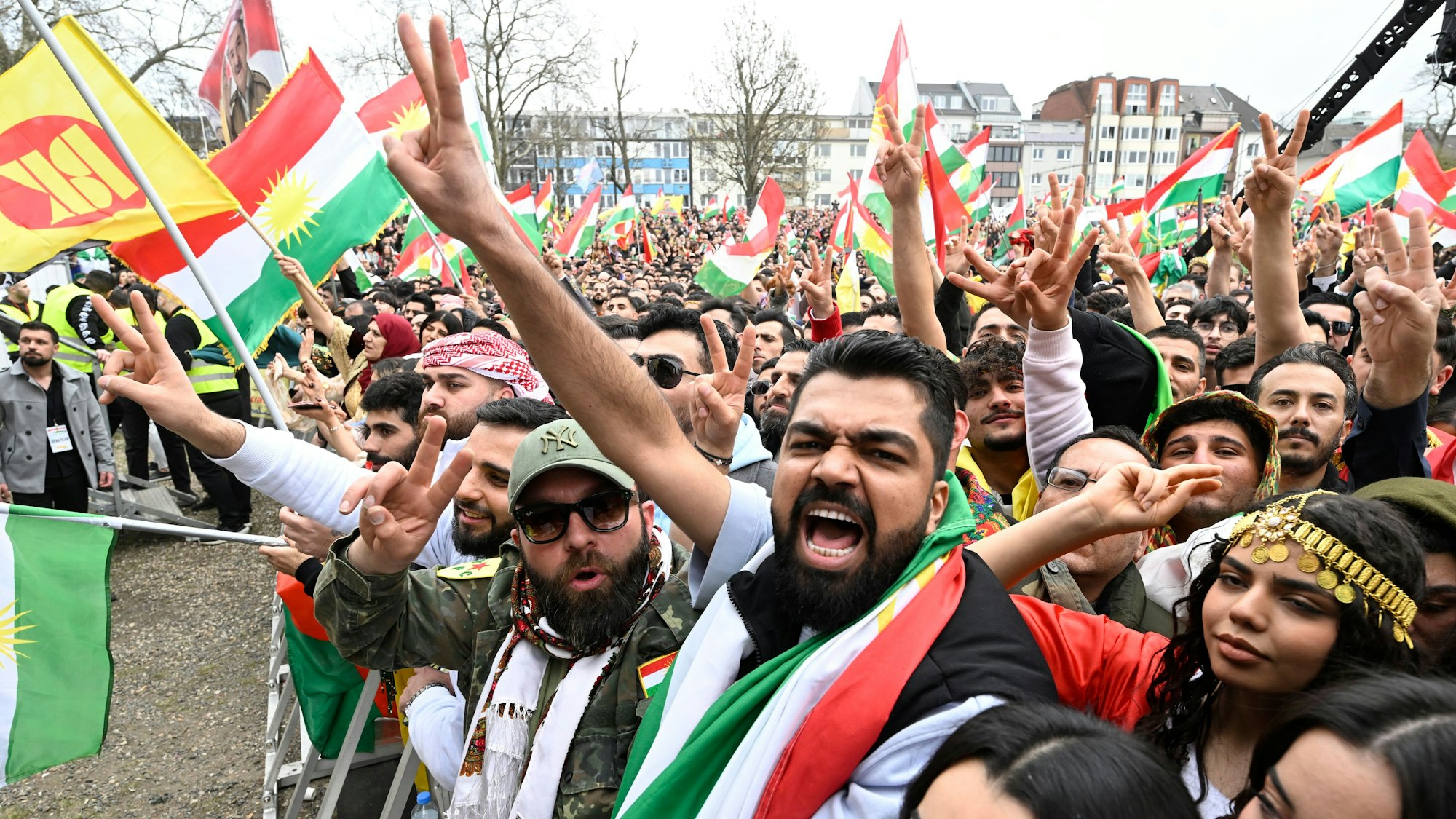 Kurden feiern an der Deutzer Werft das kurdische Neujahrsfest. Tausende kamen aus ganz Deutschland und den Niederlanden nach Köln.