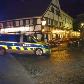 Polizeifahrzeuge stehen vor einem Restaurant in Rösrath-Hoffnungsthal.