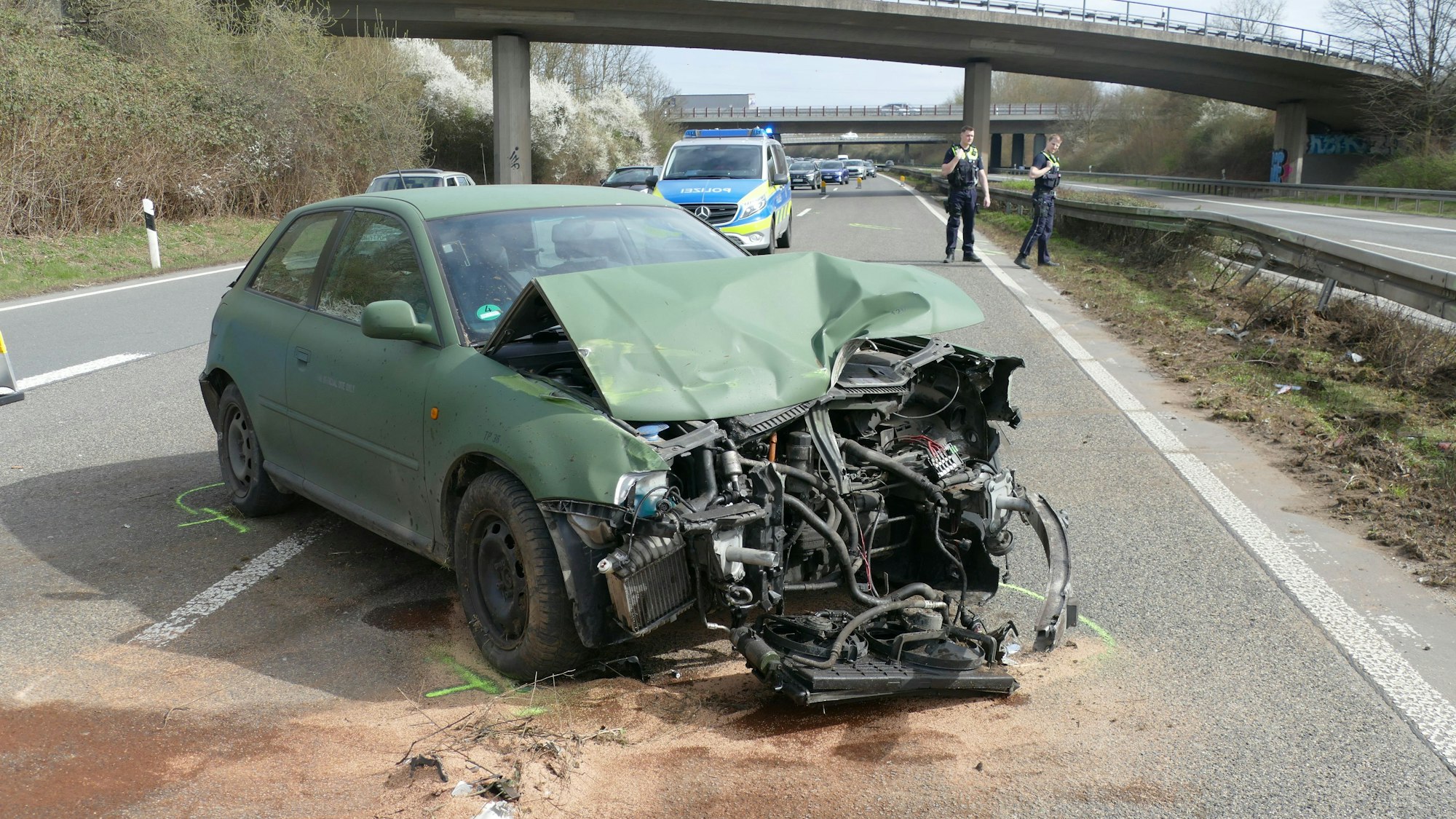 Der Audi A3 war gegen die Mittelleitplanke geprallt.