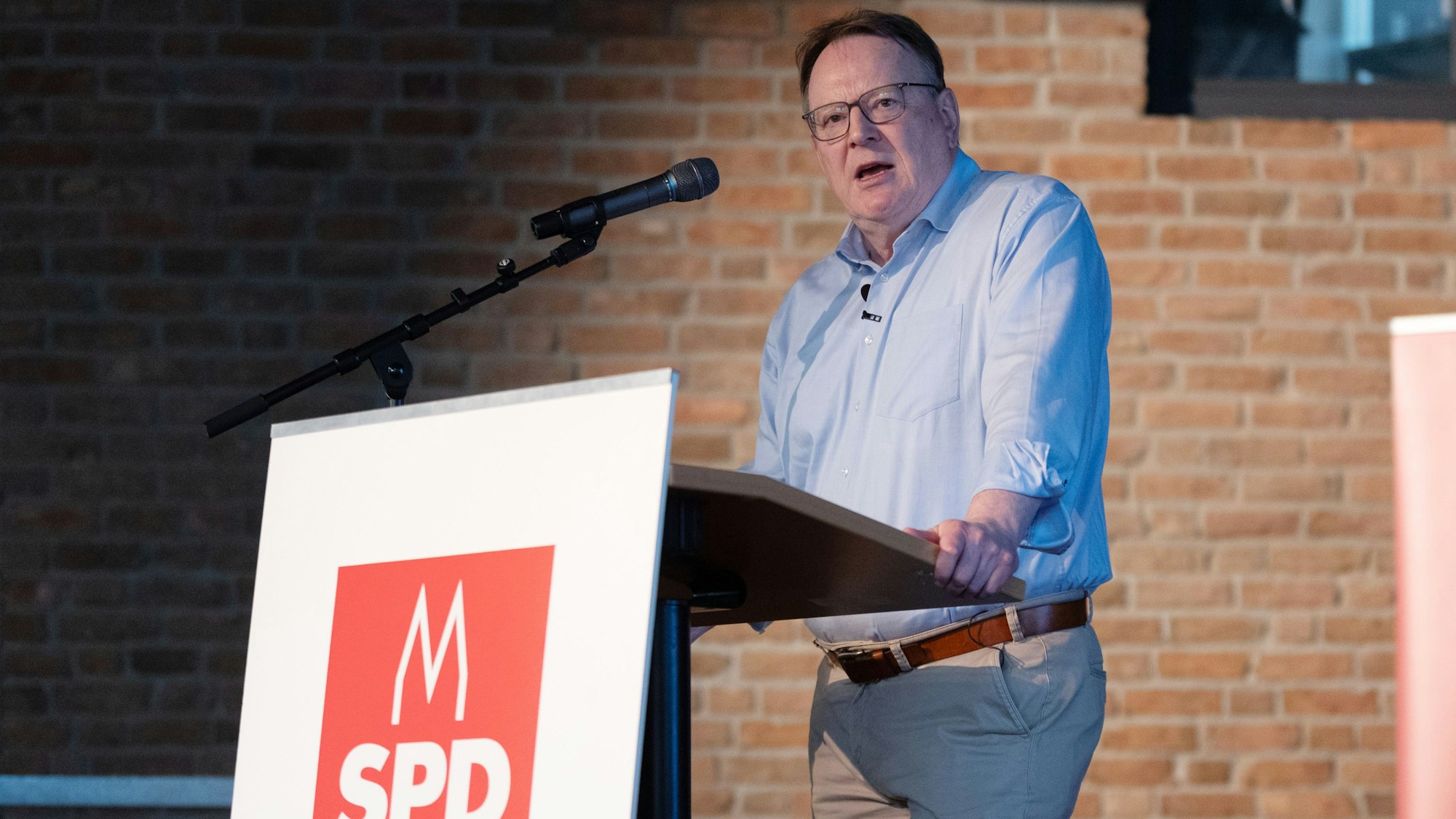 OB-Kandidat Torsten Burmester verspricht der Kölner SPD beim Parteitag im Bürgerzentrum Chorweiler, „mit Leib und Seele“ zu kämpfen.
