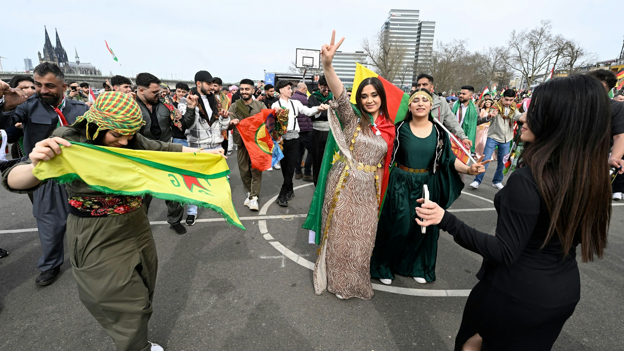 Kurden feiern an der Deutzer Werft das kurdische Neujahrsfest.