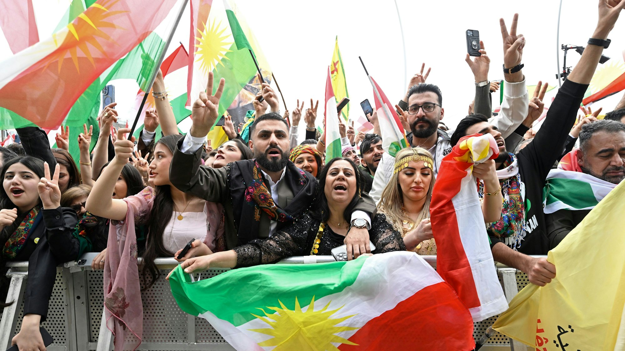 Tausende Kurden singen ihre Nationalhymne und tanzen auf der Deutzer Werft in Köln.