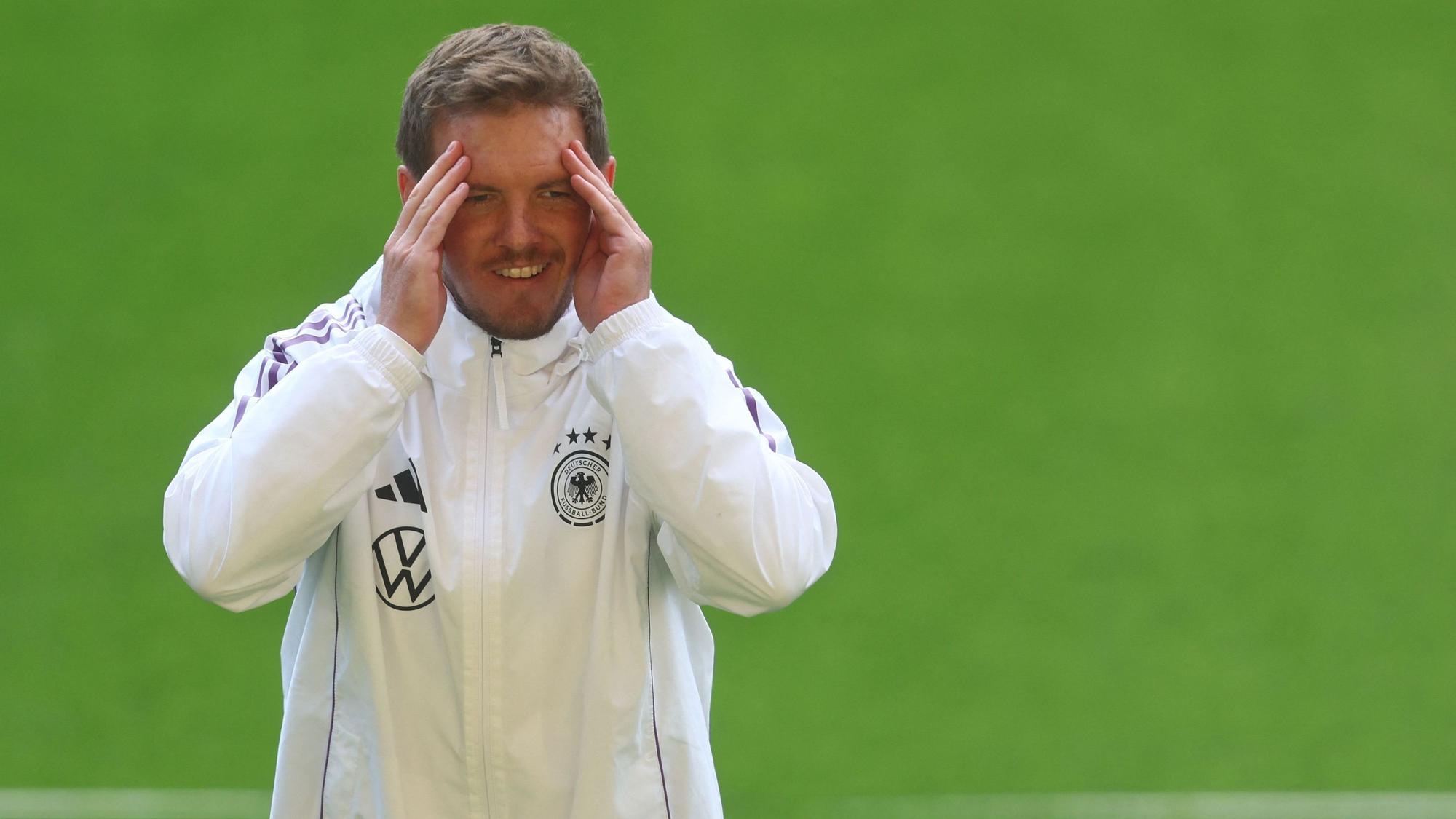 Bundestrainer Julian Nagelsmann greift sich an den Kopf.