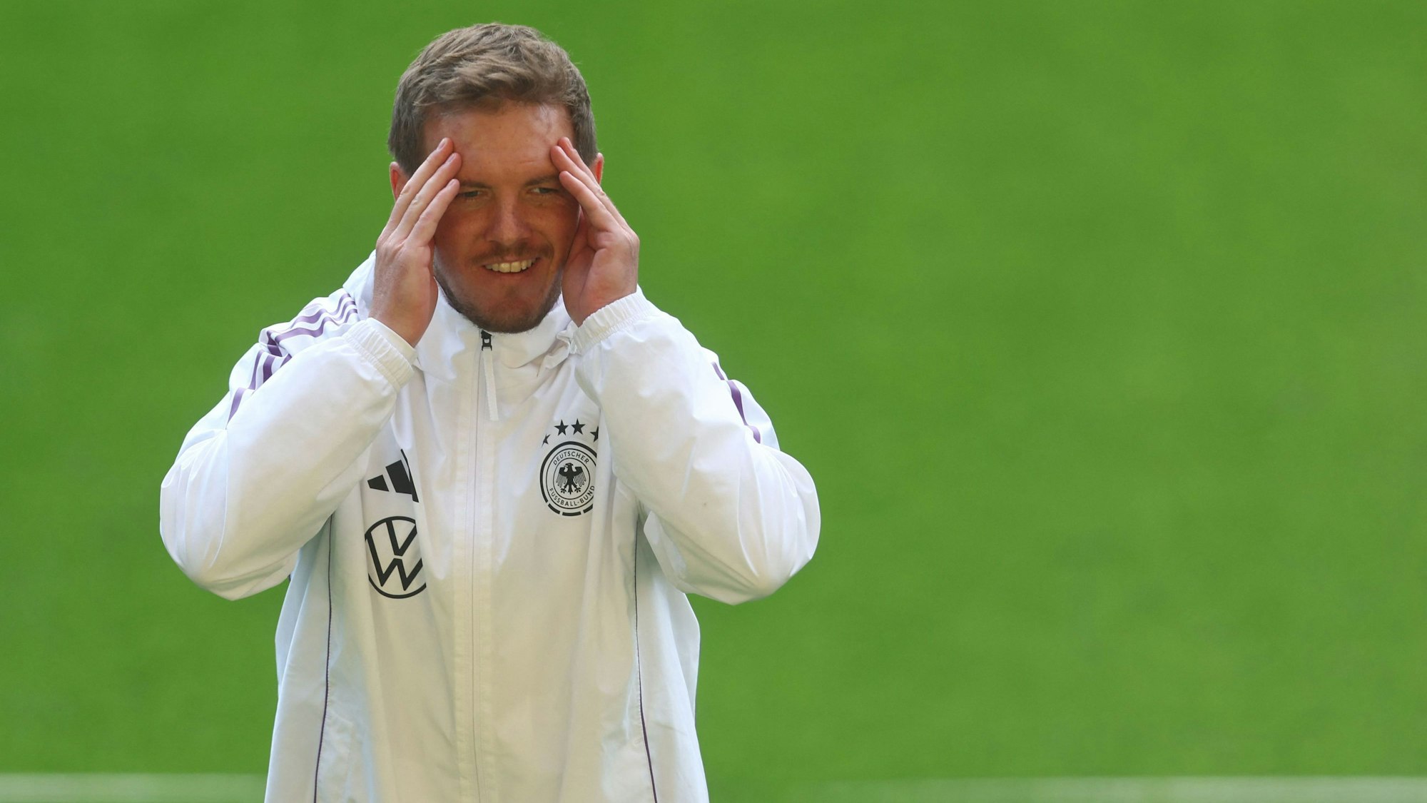 Bundestrainer Julian Nagelsmann greift sich an den Kopf.