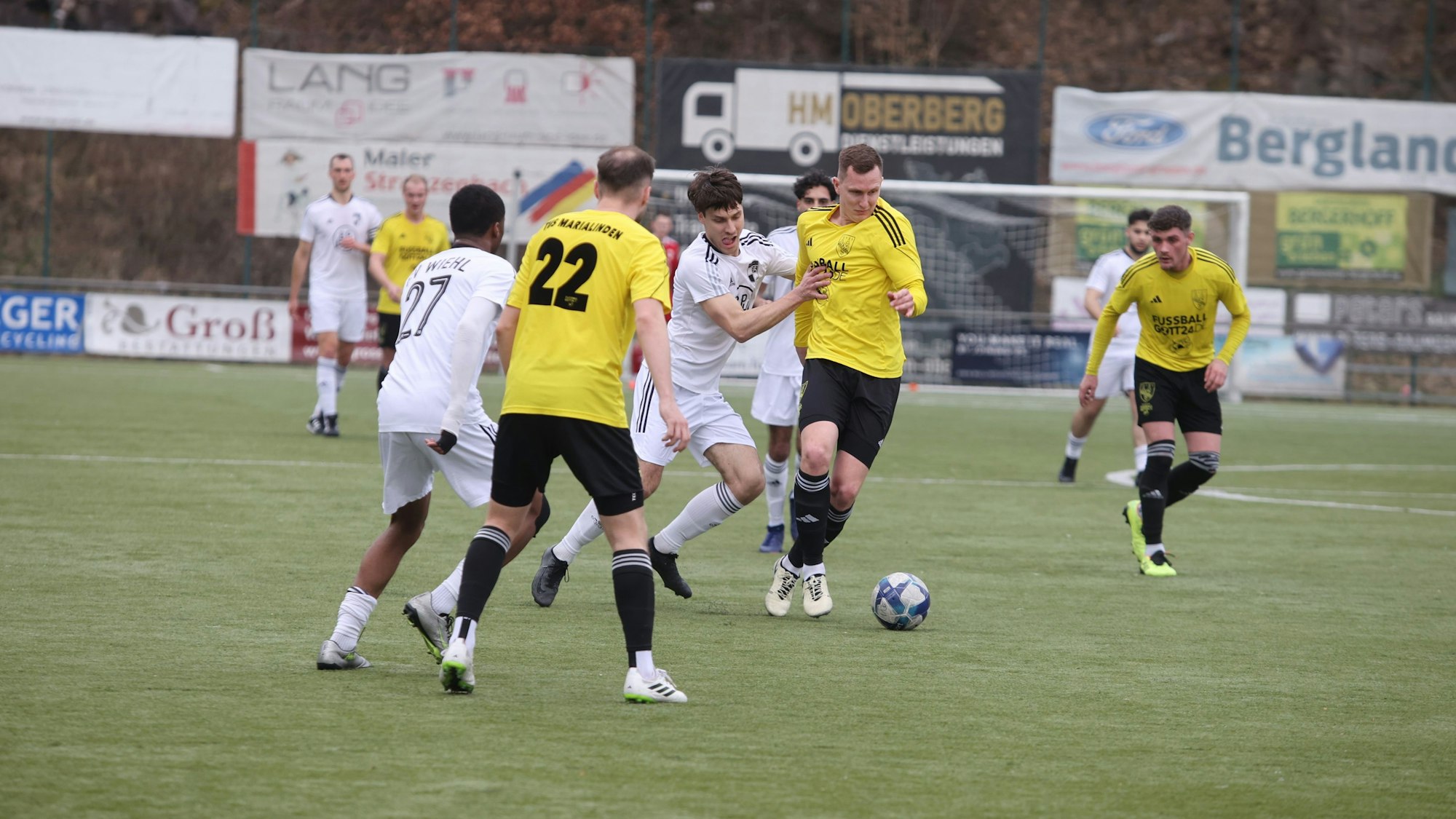 Die Fußballer von Wiehl und Marialinden im Kampf um den Ball.