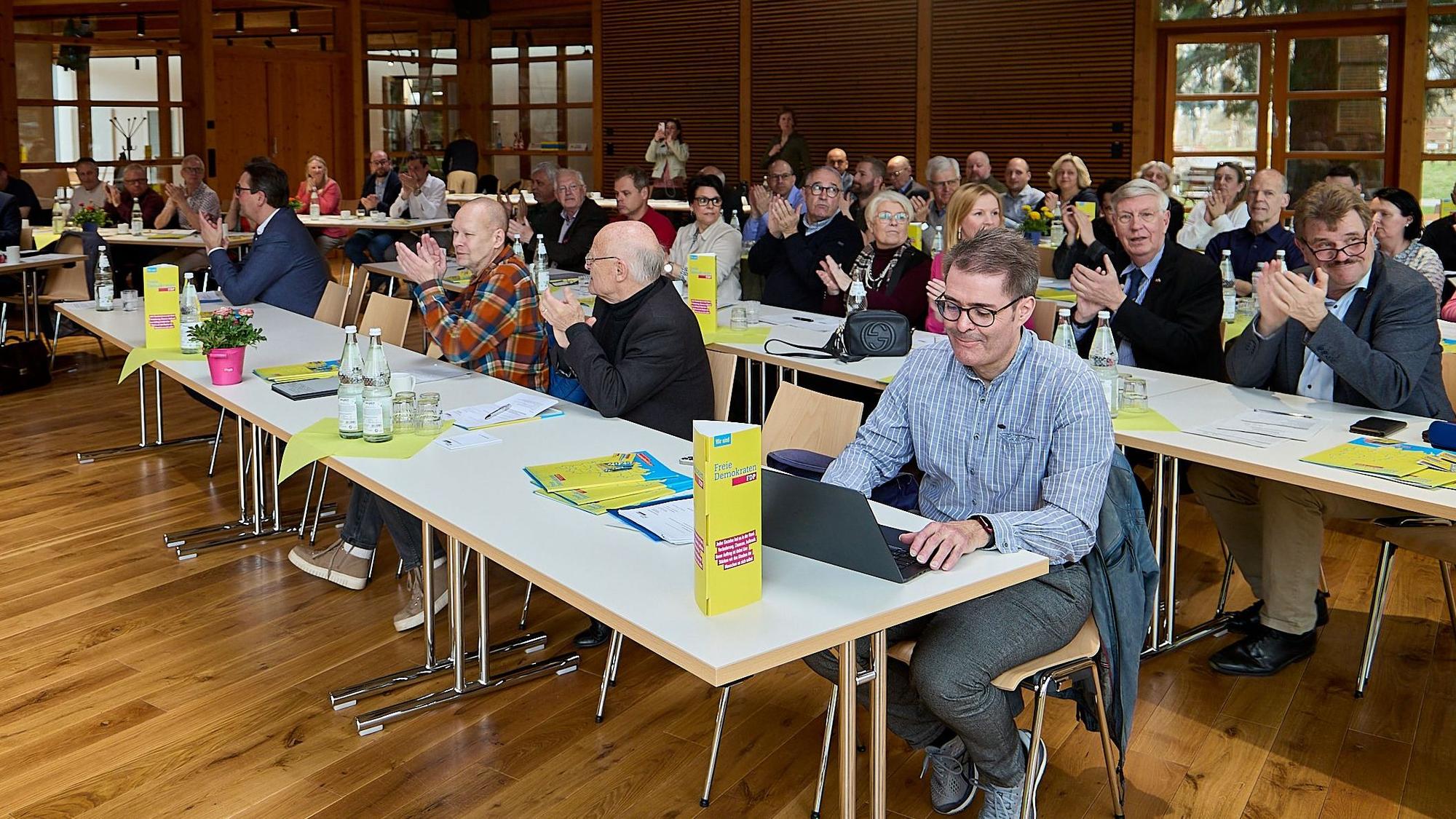 Die Mitglieder haben an den Tischreigen Platz genommen.