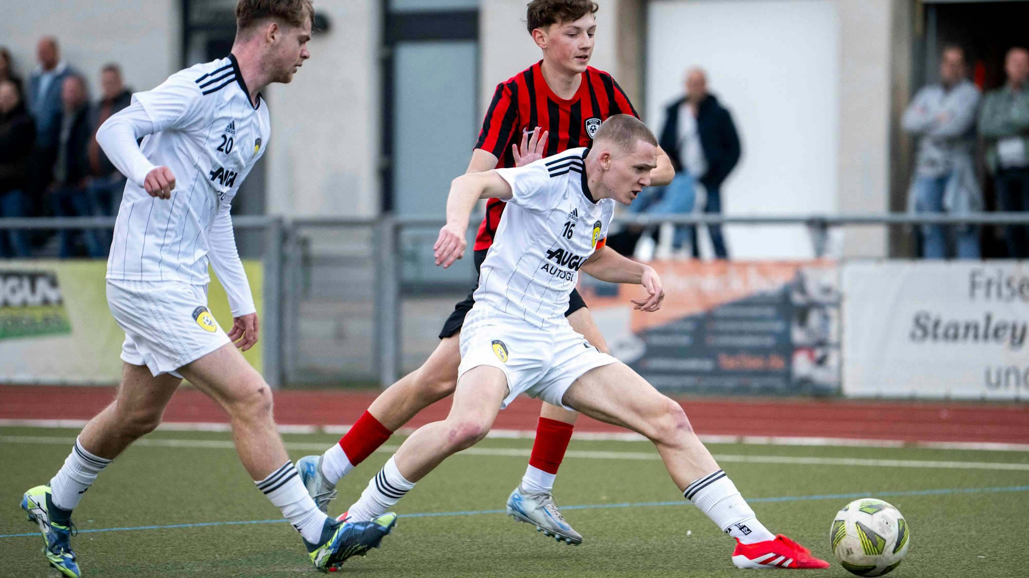 Erftstadts Kapitän Leon Follmann setzt sich geschickt im Zweikampf gegen Luke Duwe durch.