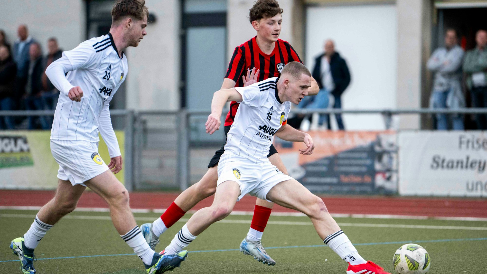 Das Bild zeigt die Szene, in der Follmann geschickt seinen Körper zwischen Gegner und Ball bekommt.