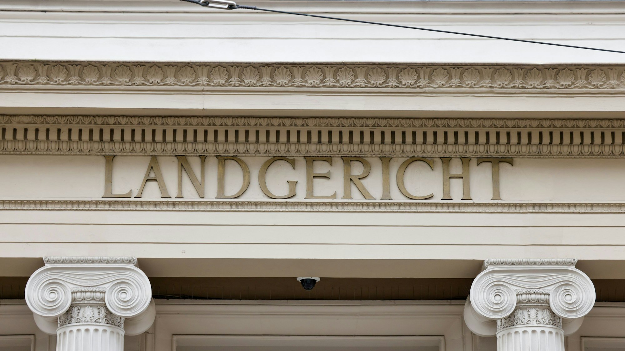 Blick auf den Schriftzug «Landgericht» an der Fassade des Gerichtsgebäudes.