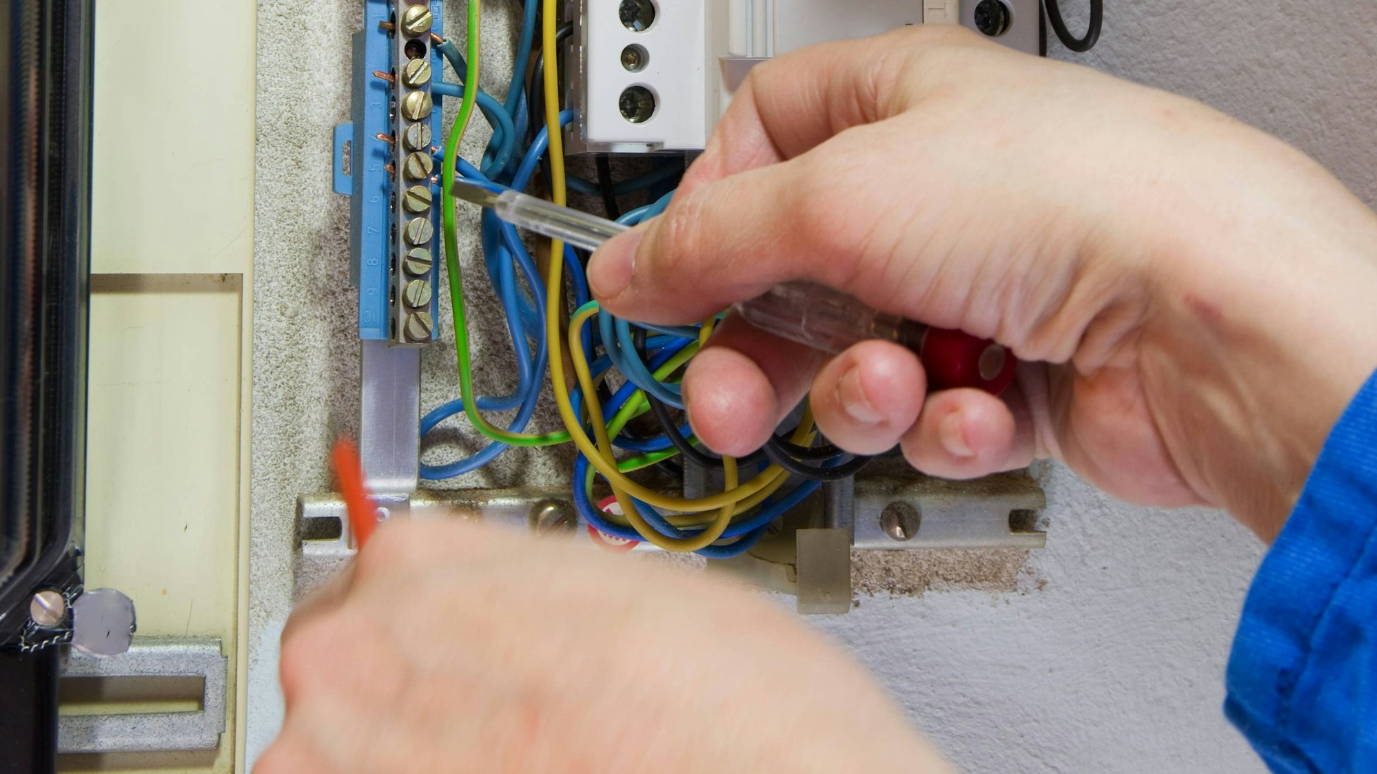 Techniker versuchen die Ursache für den Stromausfall zu beheben.