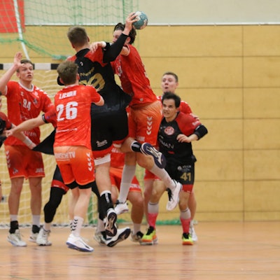 Das Bild zeigt die Angriffsaktion von Robin Voiß, der aber mit allen Mitteln gestoppt wird.