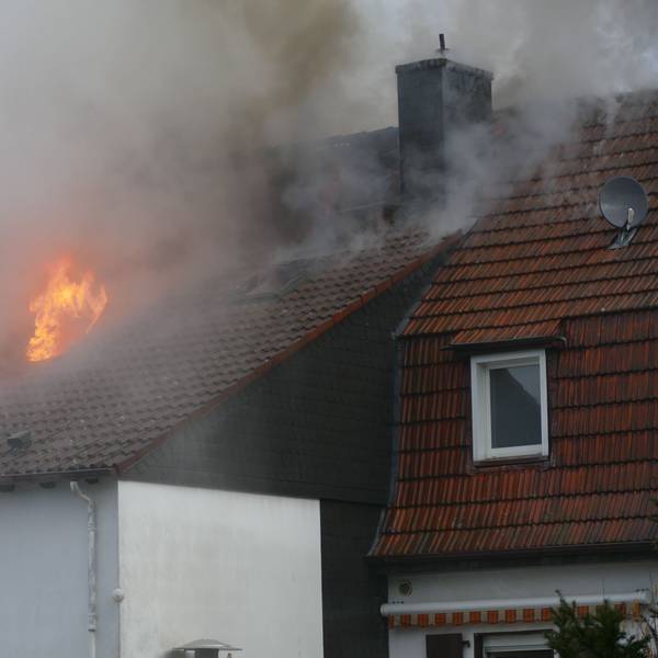 Flammen schlugen aus dem Dachstuhl, das Haus ist unbewohnbar.