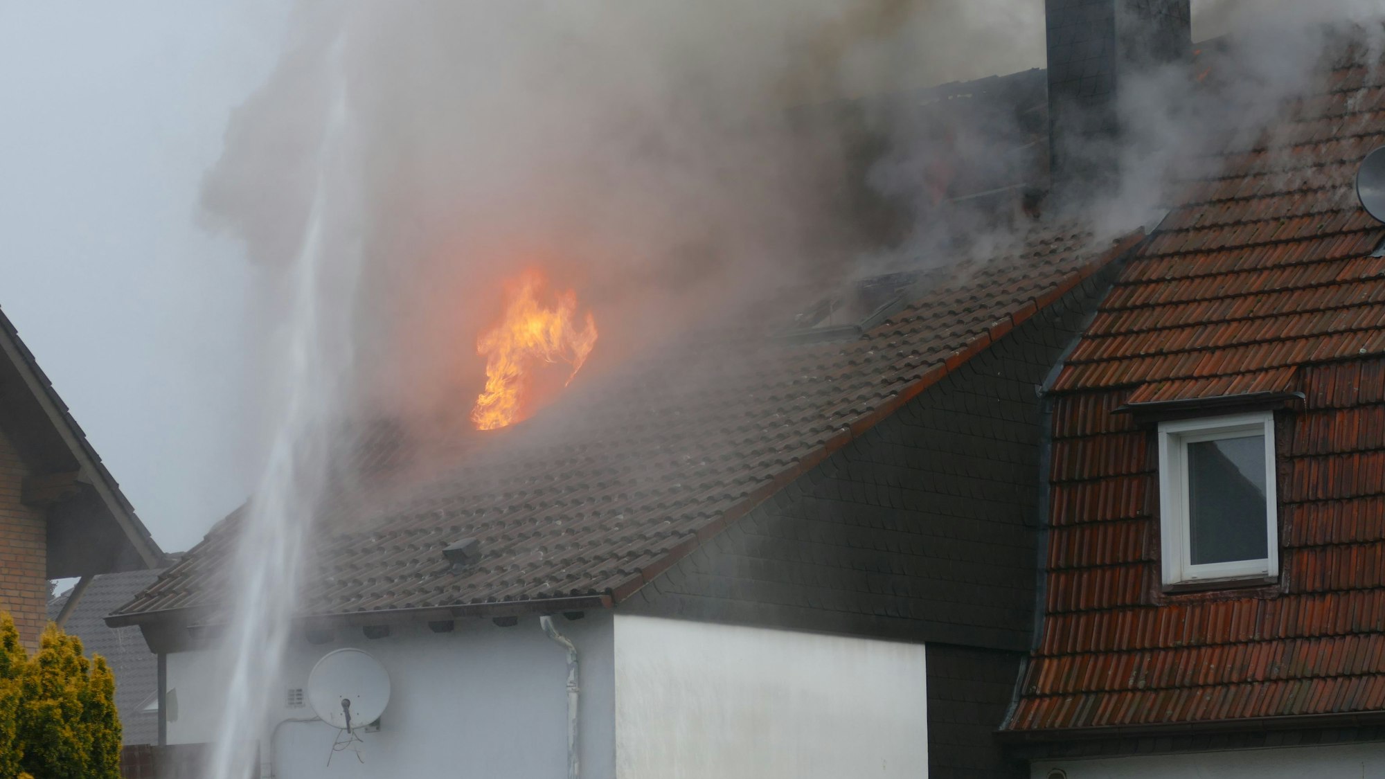 Flammen schlugen aus dem Dachstuhl, das Haus ist unbewohnbar.