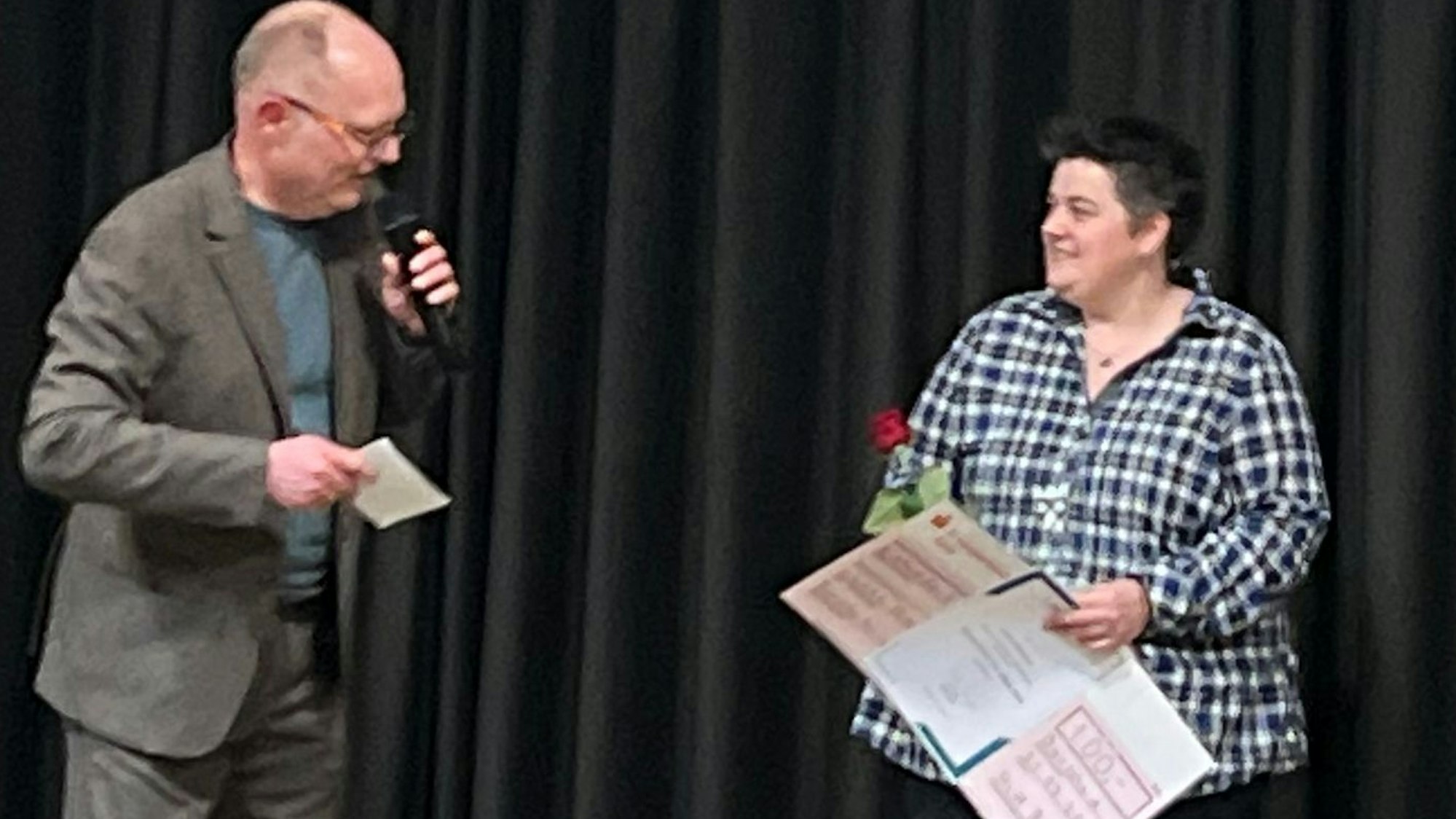 Zwei Menschen auf der Bühne