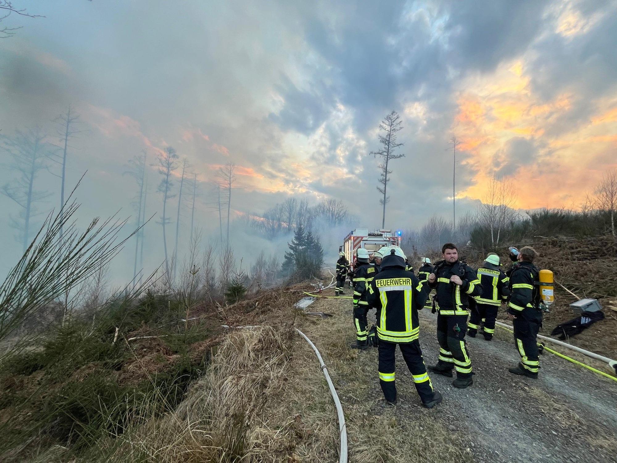 Mehr als 300 Einsatzkräfte sind stundenlang im Einsatz. Die Feuerwehr rechnet damit, dass der Einsatz noch bis in den späten Nachmittag dauert.