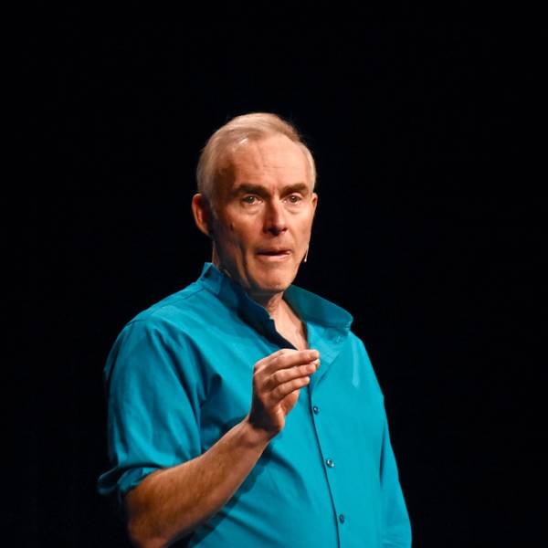 Comedian Johann König steht auf der Bühne des Rhein-Sieg-Forums in Siegburg.