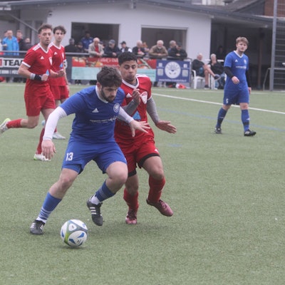 Schenken sich nichts: Georgios Parasiris (vorne) vom SV Hellas Troisdorf und Antonio Heinz vom TSV Wolsdorf.