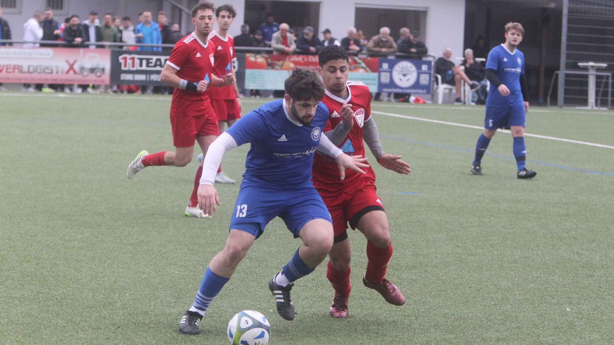 Schenken sich nichts: Georgios Parasiris (vorne) vom SV Hellas Troisdorf und Antonio Heinz vom TSV Wolsdorf.