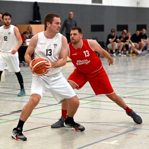 08.02.2025, Basketball-Fast Break Leverkusen-BG Köln
links: Lukas Klein (Leverkusen)
rechts: Robin Knoth (Köln)
Foto: Uli Herhaus