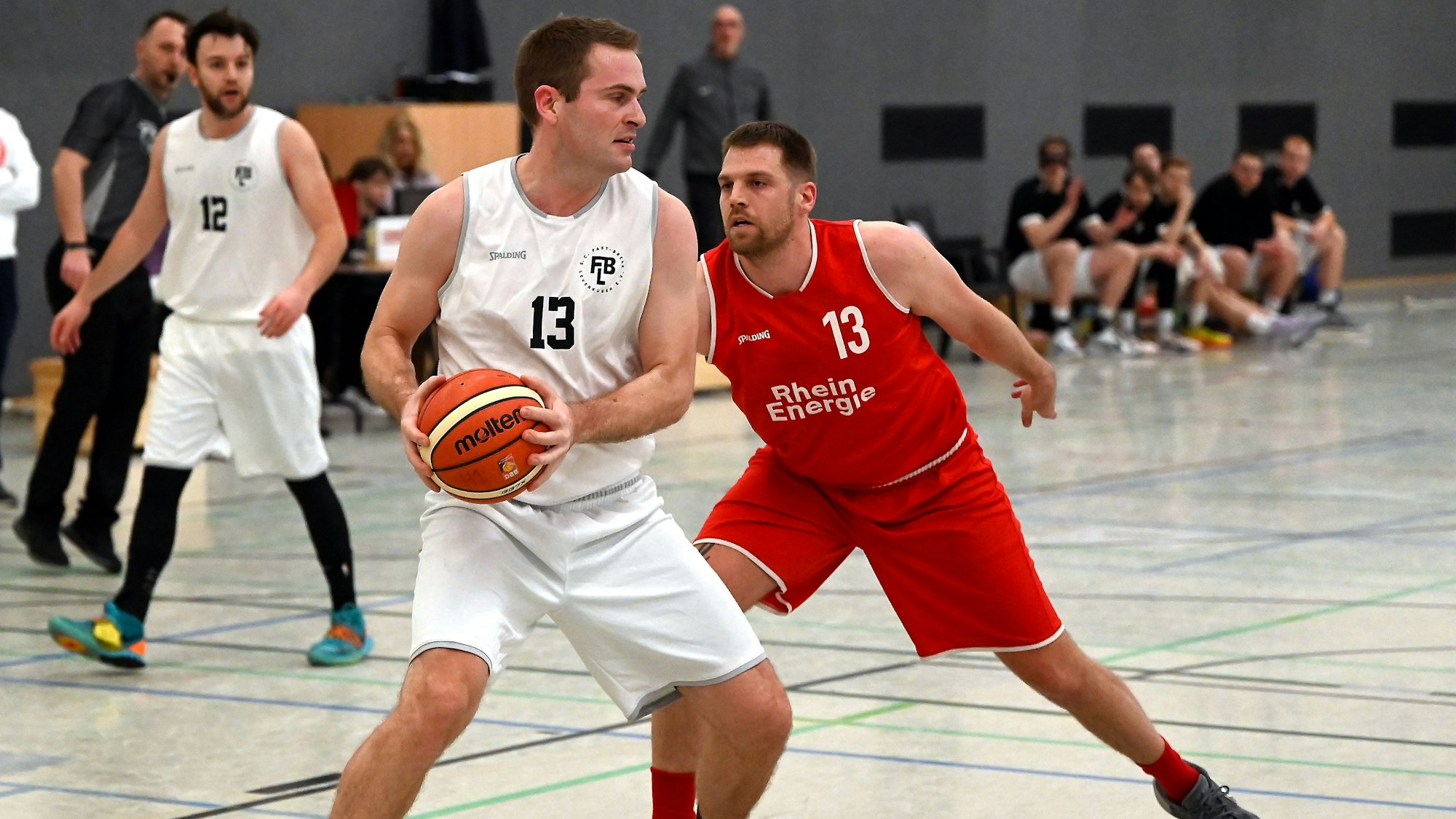 08.02.2025, Basketball-Fast Break Leverkusen-BG Köln
links: Lukas Klein (Leverkusen)
rechts: Robin Knoth (Köln)
Foto: Uli Herhaus
