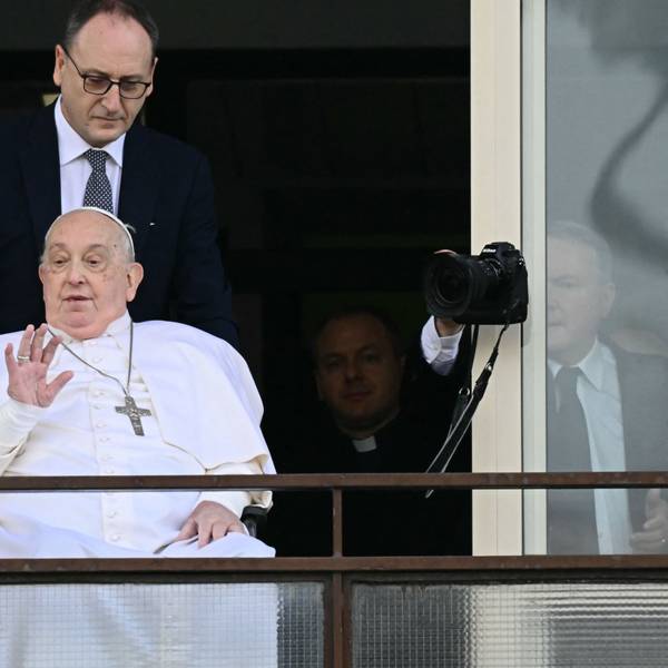 Papst Franziskus im Rollstuhl auf dem Balkon der Gemelli-Klinik in Rom.