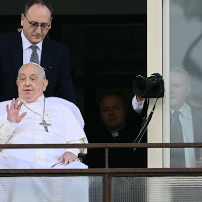 Papst Franziskus im Rollstuhl auf dem Balkon der Gemelli-Klinik in Rom.