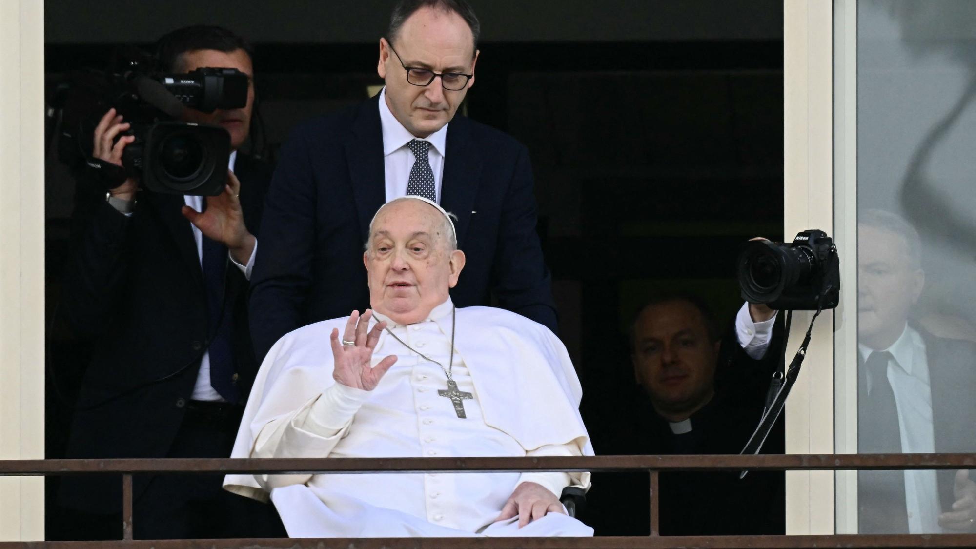 Papst Franziskus im Rollstuhl auf dem Balkon der Gemelli-Klinik in Rom.