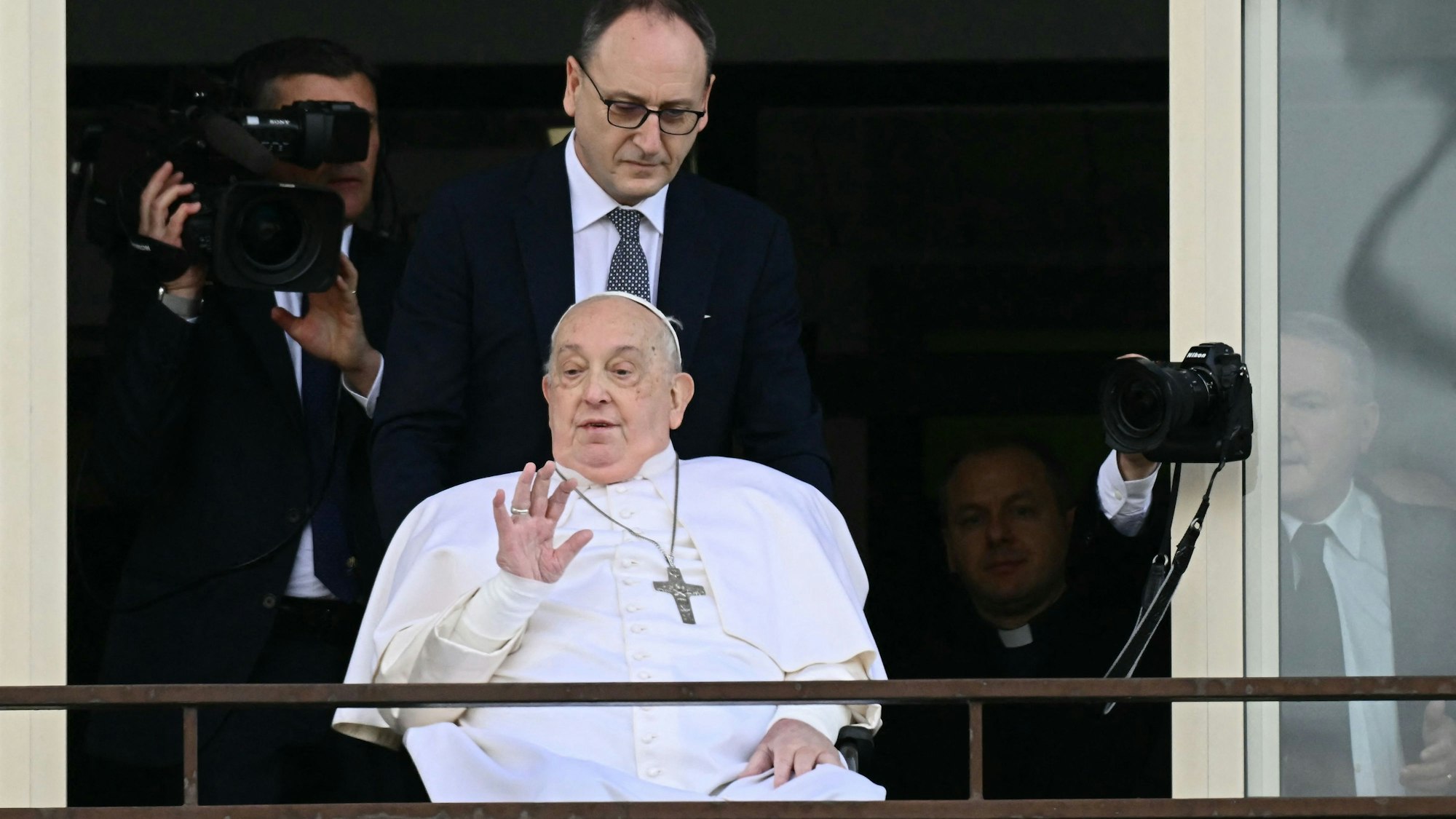 Papst Franziskus im Rollstuhl auf dem Balkon der Gemelli-Klinik in Rom.