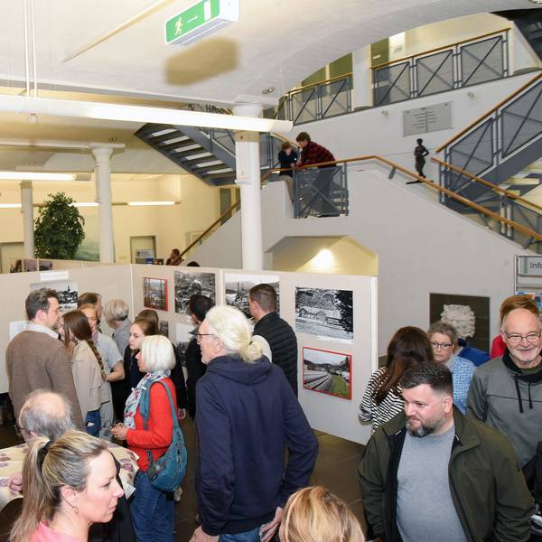 Zur Ausstellungseröffnung kamen zahlreiche Besucherinnen und Besucher ins Rathaus-Foyer.