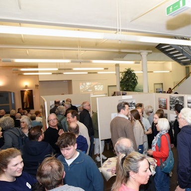 Zur Ausstellungseröffnung kamen zahlreiche Besucherinnen und Besucher ins Rathaus-Foyer.